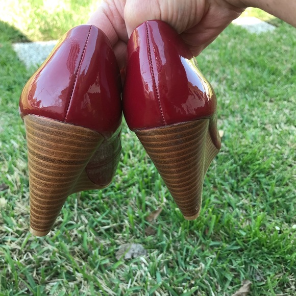 Steve Madden 8.5 Red Peep Toe Wedge - Picture 8 of 10